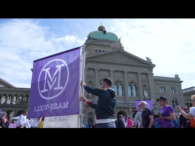 Les opposants au projet OMS sur les pandémies manifestent à Berne
