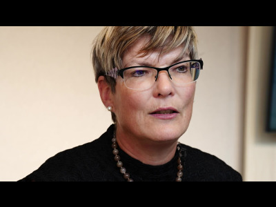 Sabine Gyger, enfilage de perles - null - carac - TV Suisse en direct et en replay